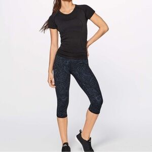 NWOT Lululemon Train Times Crop (17")
Nouveau Mach Blue Black size 6!